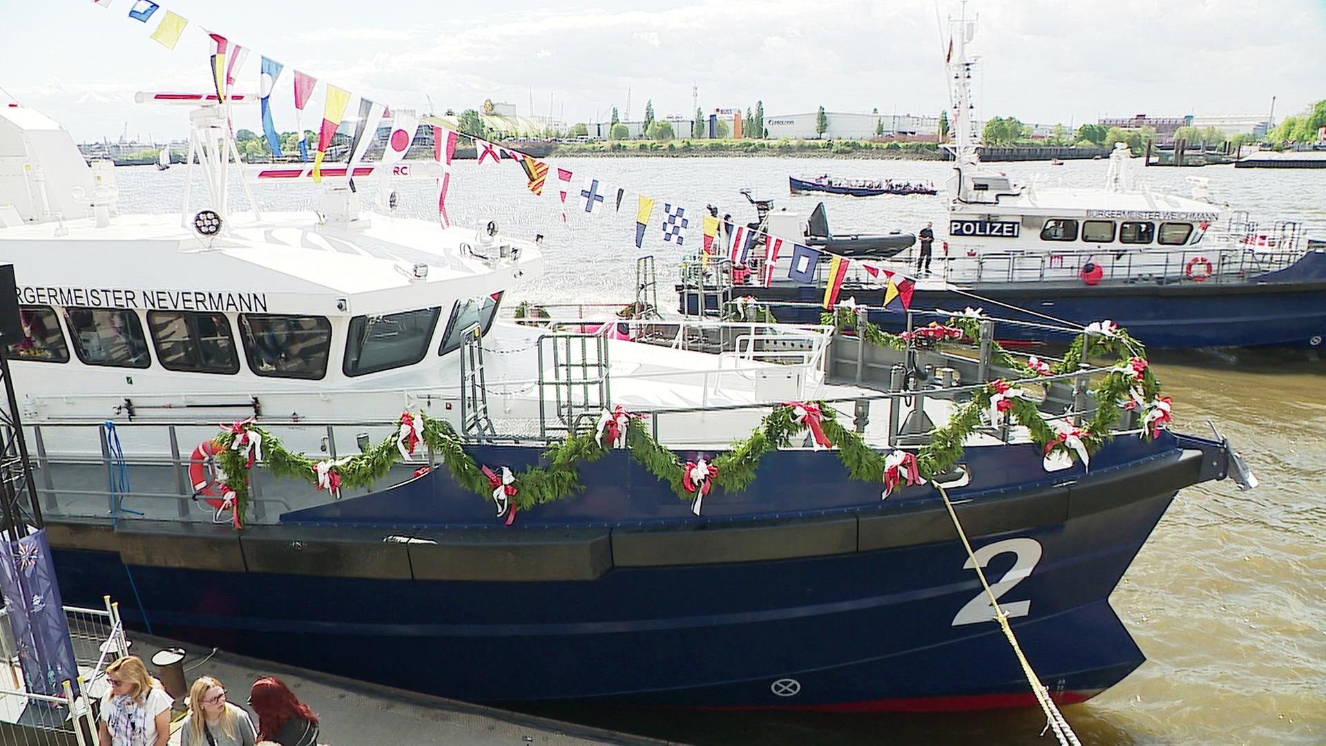 Neues hybrides Polizeiboot an den Landungsbrücken getauft