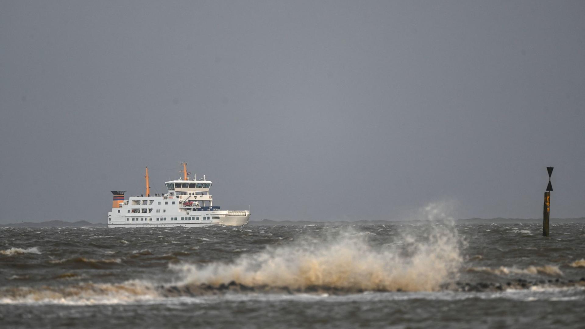 Eine Fähre fährt bei stürmischen Wellengang auf der Nordsee. | Lars Penning, dpa
