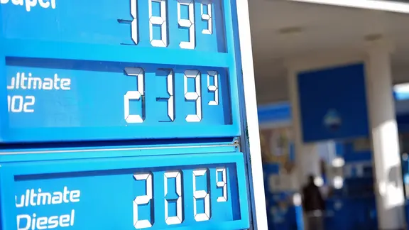 Die Literpreise für Benzin und Diesel werden am Montag (2.3.2026) an einer Tankstelle in Hamburg angezeigt.