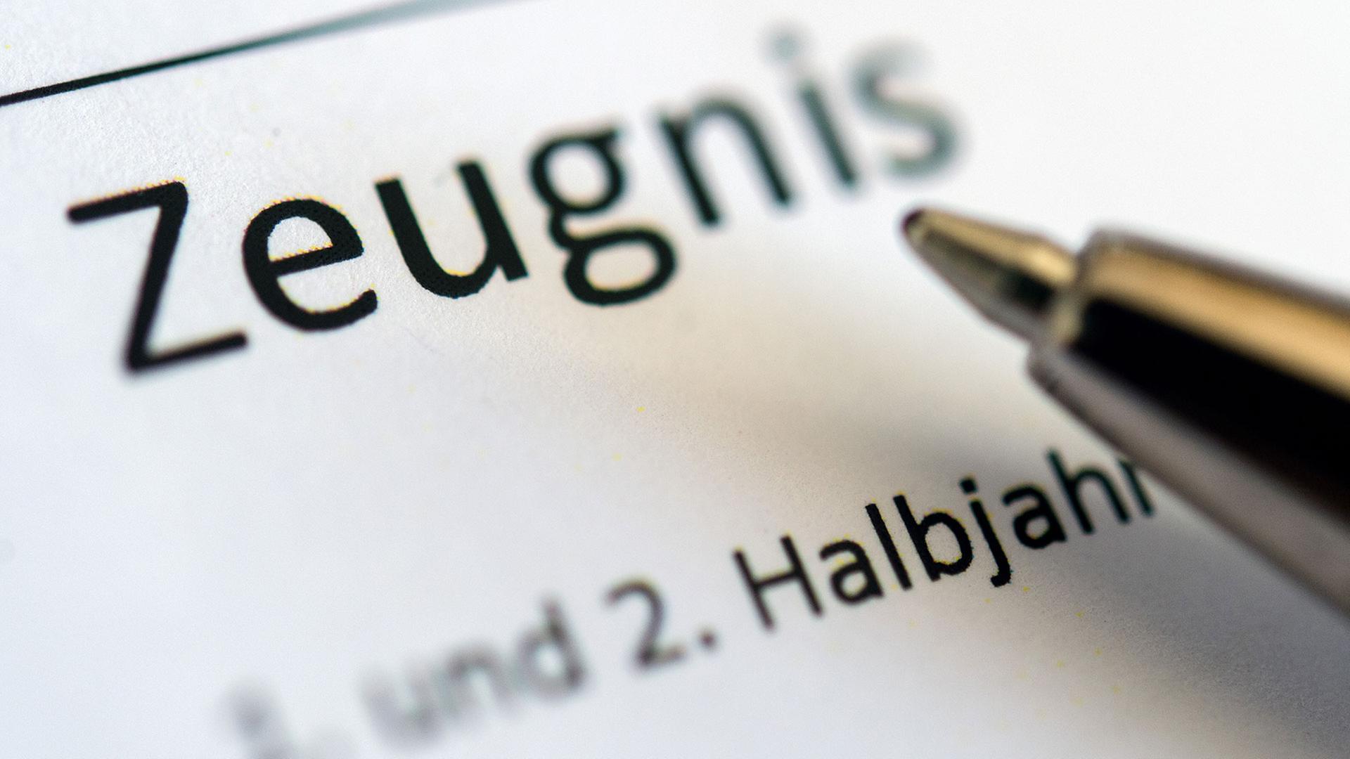Ein Kugelschreiber liegt auf einem Zeugnis. | dpa-Bildfunk, Sebastian Gollnow