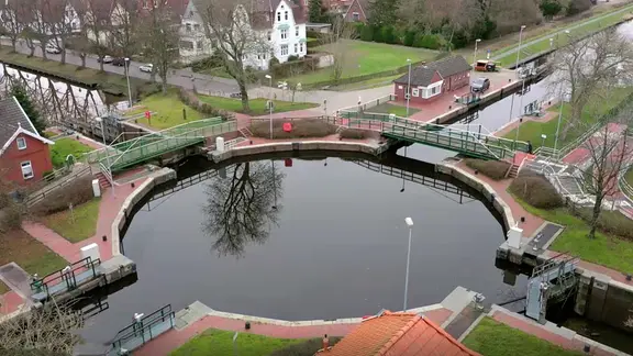 Einzigartiger Kreisverkehr für Schiffe: Bei einer Grachtentour kann man die Kesselschleuse erleben. | NDR Luftbild der Kesselschleuse in Emden
