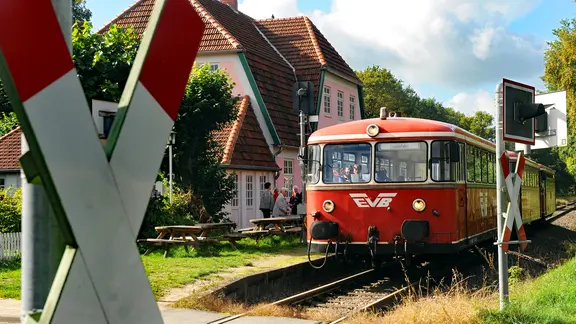 Die Museumsbahn Moorexpress hält am Bahnhof von Worpswede.