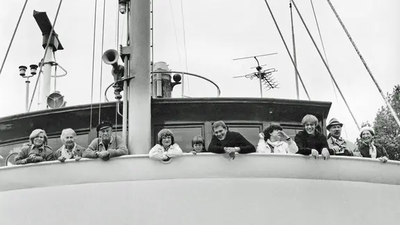 Die Filmdarsteller auf der Brücke der "Henriette II"