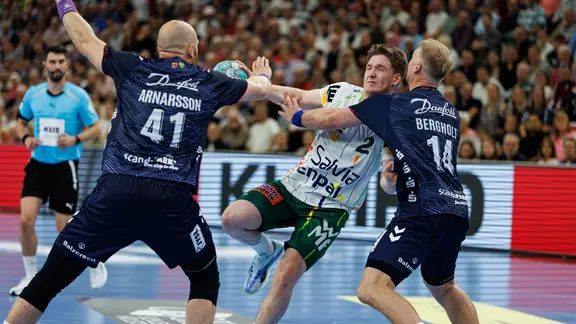 Arnar Arnarsson (l.) und Emil Bergholt (r.) gegen Göppingens Oskar Neudeck