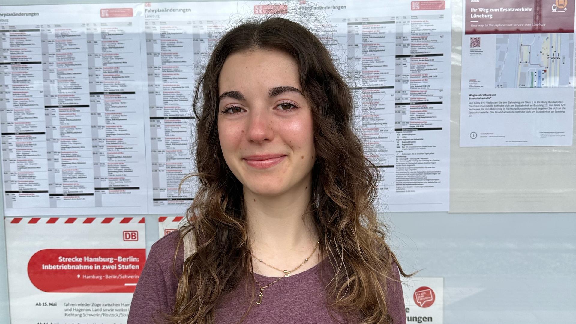 Lina Melis steht am Lüneburger Bahnhof am Bahnsteig. | NDR, Alicia Sprey
