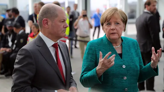 Bundeskanzlerin Angela Merkel und Hamburgs Erster Bürgermeister Olaf Scholz beantworten in Hamburg nach dem Ende des G20-Gipfels Fragen von Journalisten zu den Ausschreitungen von gewaltbereiten Gipfelgegnern und den Polizeieinsätzen der letzten Tage.