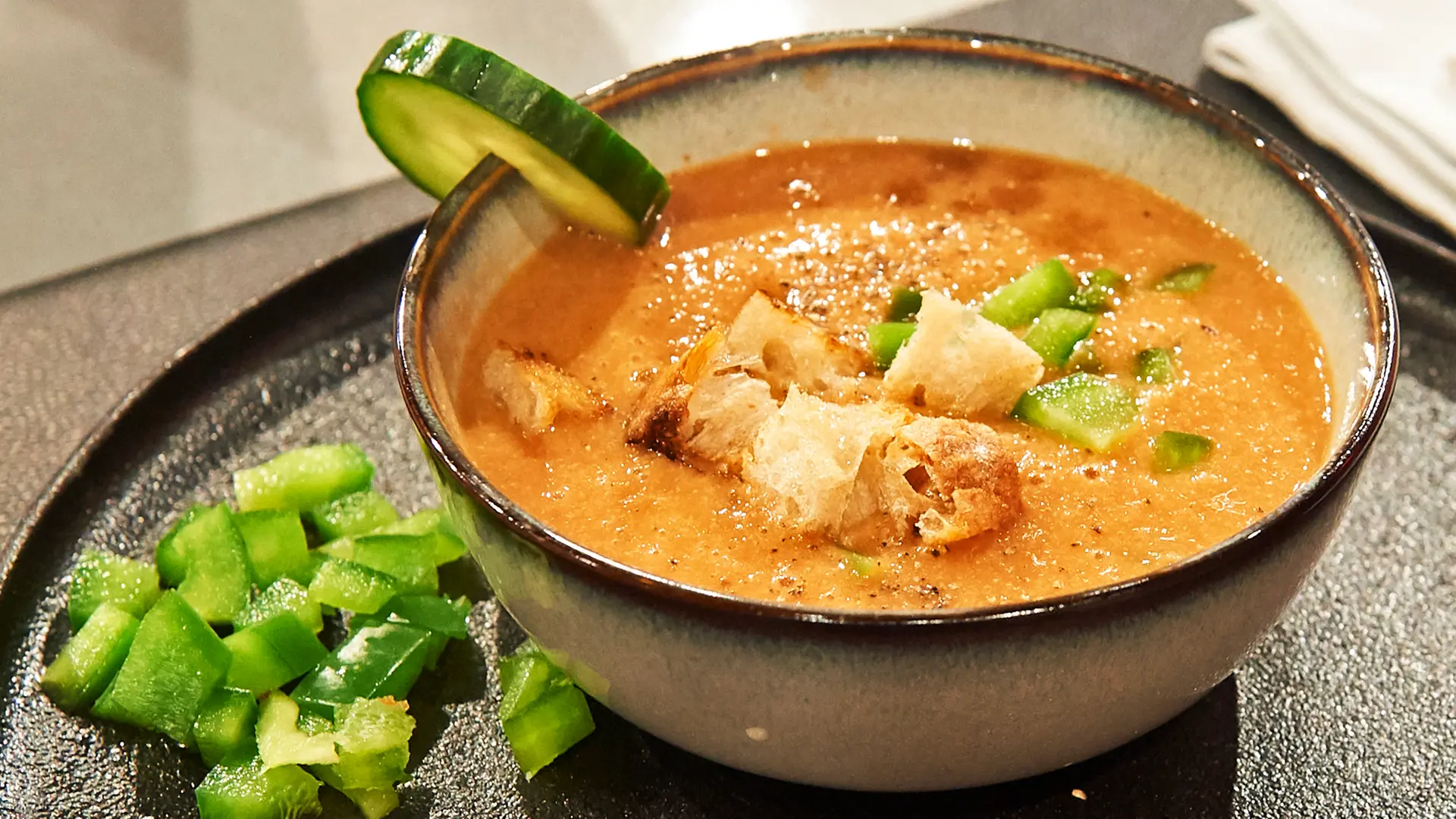 Gazpacho mit Paprika, Serrano-Schinken und Croûtons | ndr.de Gazpacho mit Paprika, Serrano-Schinken und Croûtons | ndr.de
