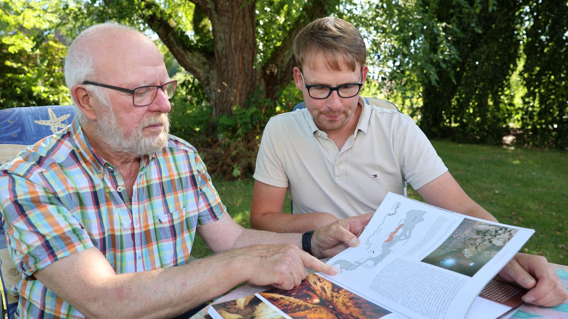Manfred Huchthausen zeigt seinem Sohn Volker eine Skizze der Lichtensteinhöhle | picture alliance/dpa | Stefan Rampfel
