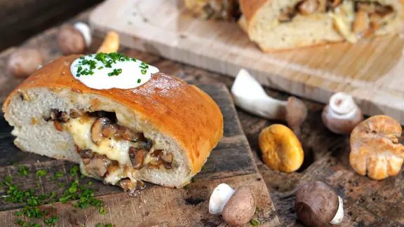 Handbrot mit Pilzen und Käse