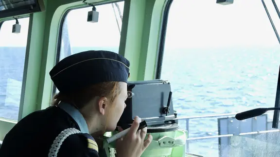 Frau hält Ausschau von der Kommandozentrale der Fregatte "Bayern" auf der NATO-Übung Baltops 2023.
