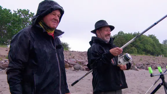 Biss in der Brandung! Beim NDR Angler Heinz Galling (rechts) hat eine Scholle gebissen.