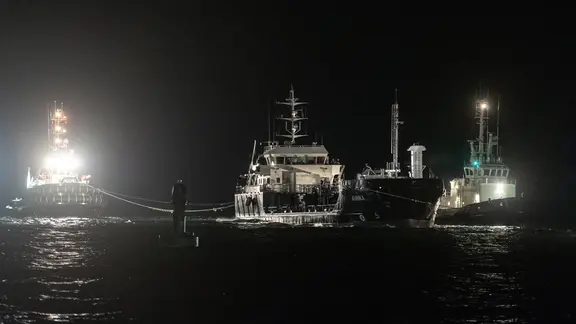 Schlepper bringen Öltanker "Annika" in Rostocker Hafen