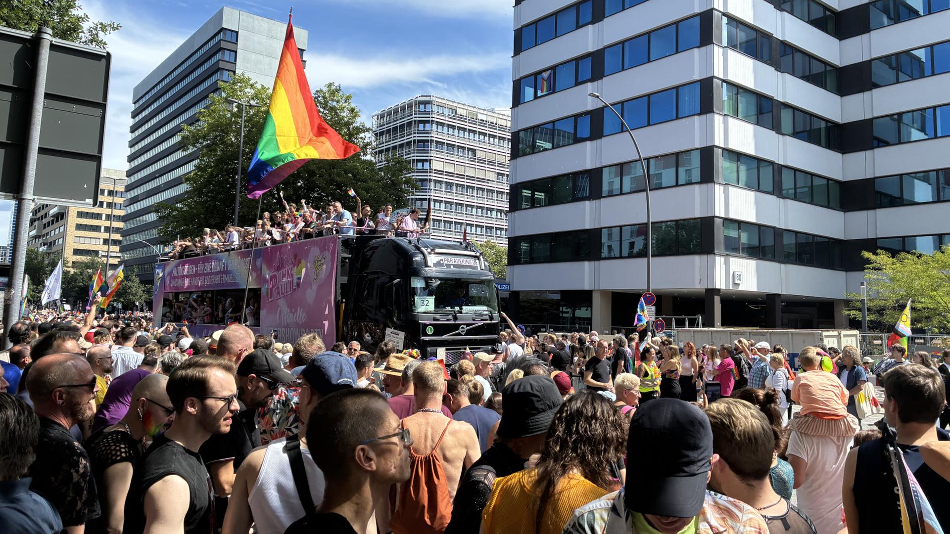 CSD-Demo in Hamburg gestartet: Tausende ziehen durch die Innenstadt