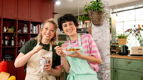 Fernsehköchin Zora Klipp (l.) und Konditormeisterin Theresa Knipschild (r.). | NDR/Claudia Timmann Fernsehköchin Zora Klipp (l.) und Konditormeisterin Theresa Knipschild (r.).
