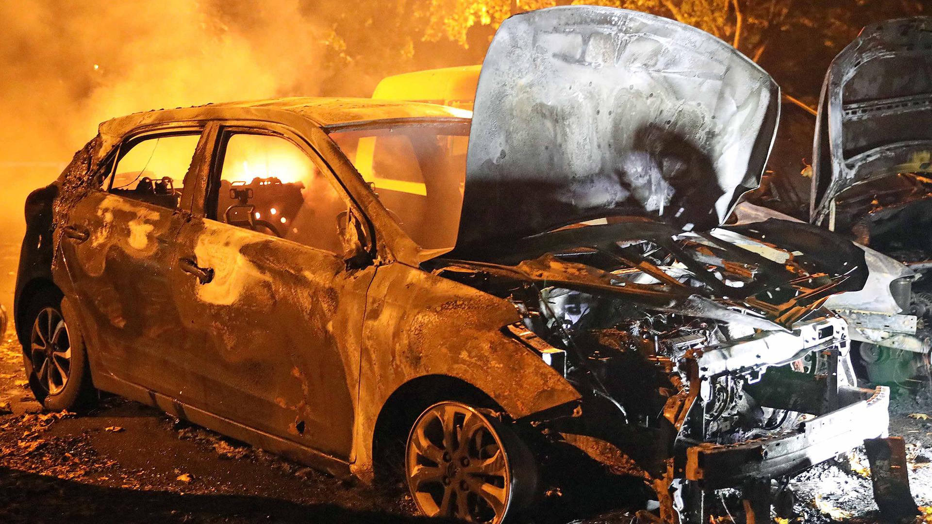 Rostock: Vier brennende Autos in Groß Klein