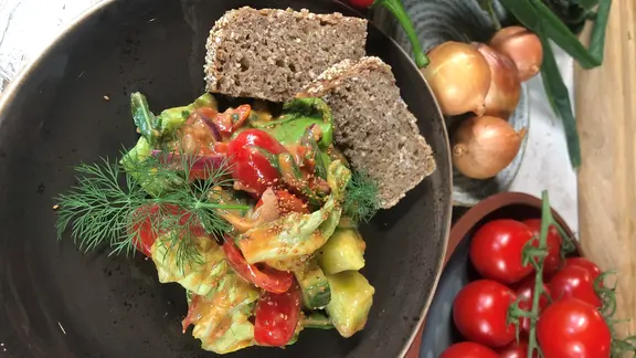 Ein Teller mit Brot und Salat mit American Dressing.