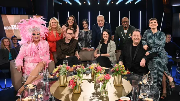 Barbara Schöneberger und Hubertus Meyer-Burckhardt im Gruppenbild mit den Gästen der NDR Talk Show am 6. März 2026.
