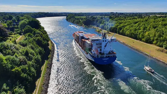 Ein Frachtschiff überquert den Nord-Ostsee-Kanal.