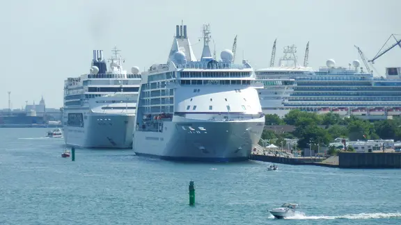 Kreuzfahrtschiffe im Hafen Rostock.
