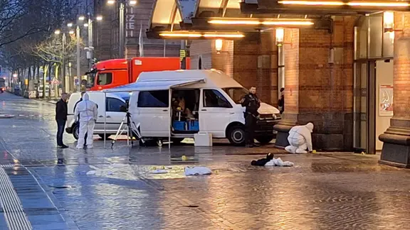 Die Spurensicherung der Polizei untersucht den Bahnhofsplatz in Bremen nachdem die Polizei auf einen Mann geschossen hat.
