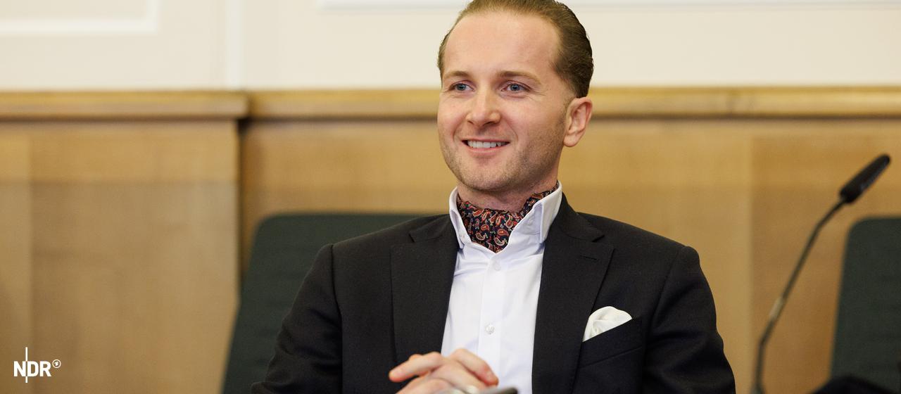 Der Angeklagte Hendrik Holt sitzt in einem Sitzungssaal vom Landgericht. (Arvhivbild)
