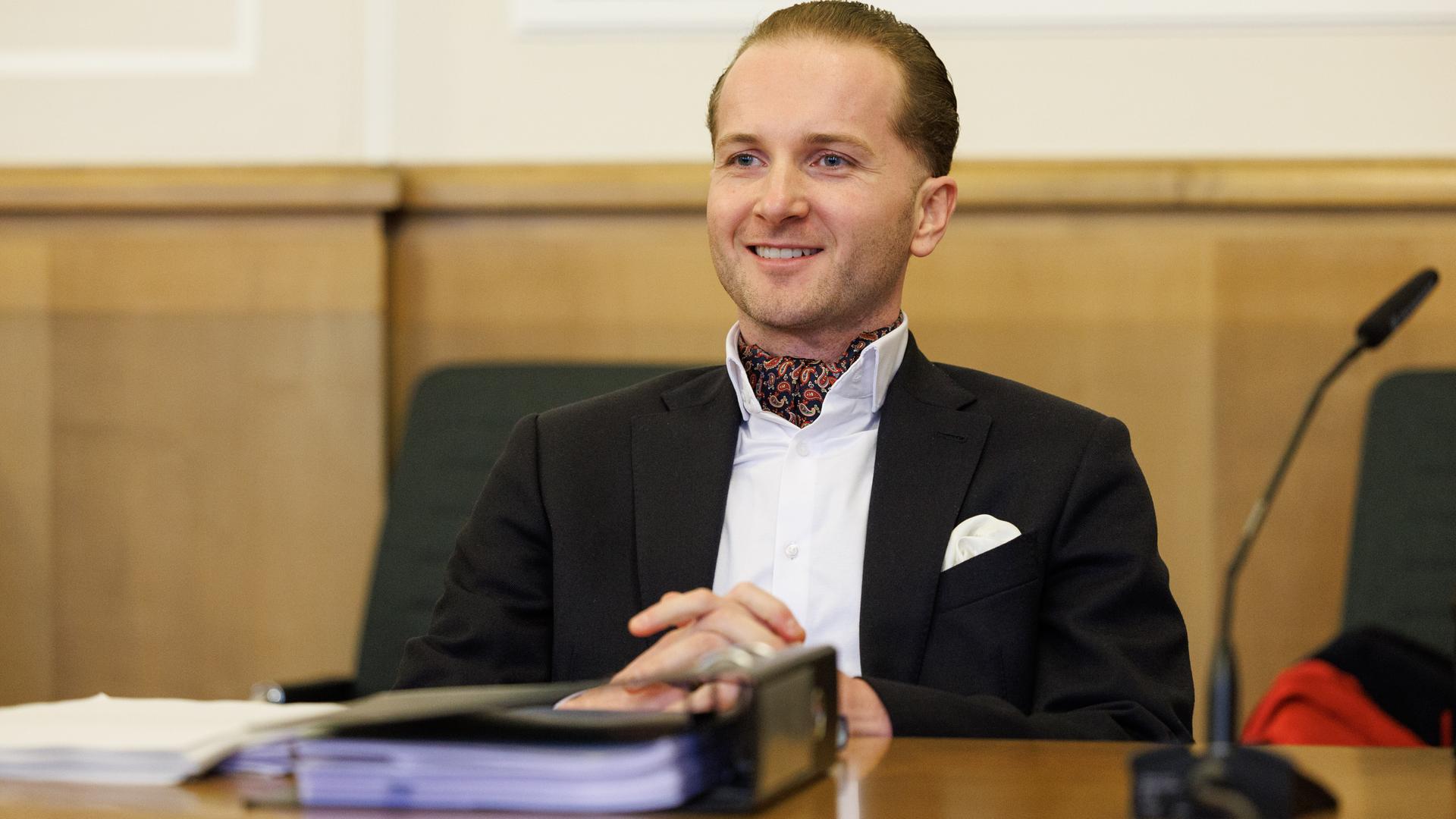 Der Angeklagte Hendrik Holt sitzt in einem Sitzungssaal vom Landgericht. (Arvhivbild) | picture alliance/dpa, Friso Gentsch
