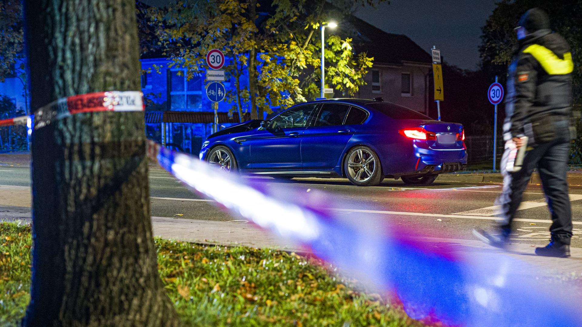 Ein beschädigtes Auto steht in der Nacht an einer Einsatzstelle in Neustadt am Rübenberge. | picture alliance/dpa, Moritz Frankenberg