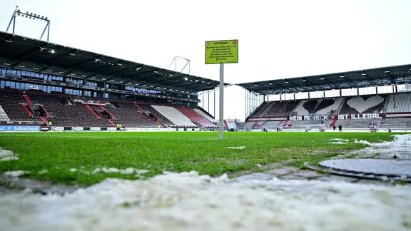 Schnee im Millerntor-Stadion 