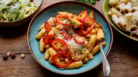 Nudeln mit Paprika-Pesto auf einem Teller serviert.