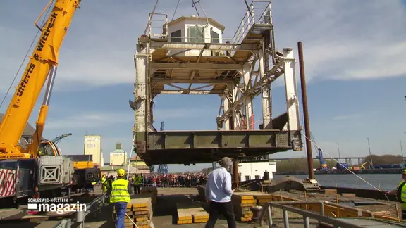 Die alte Schwebefähre wird mit einem Kran angehoben.