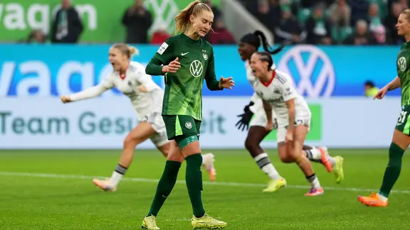 Wolfsburgs Janina Minge nach einem verschossenen Elfmeter | IMAGO / regios24 Wolfsburgs Janina Minge nach einem verschossenen Elfmeter