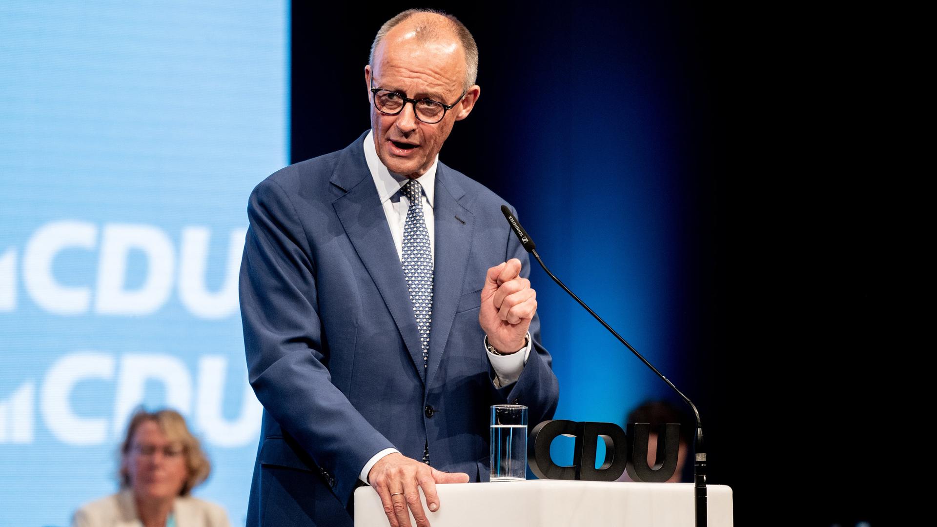 Bundeskanzler Friedrich Merz spricht beim CDU-Landesparteitag in Osnabrück. | picture alliance/Hauke-Christian Dittrich