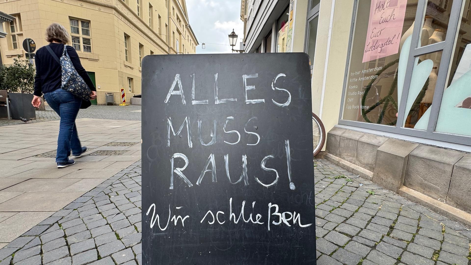 Auf einem Schild steht 