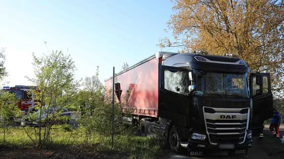 Der Ersthelfer hat eine Scheibe des Lkw eingeschlagen und den Mann aus dem Laster gezogen, um ihn zu reanimieren. | Stefan Tretropp, Stefan Tretropp Eingeschlagene Scheibe eines Lkw