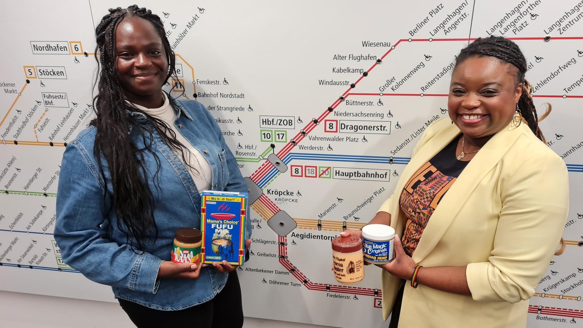 Zwei Frauen stehen vor dem U-Bahn-Plan von Hannover. | Agnes Bührig, NDR