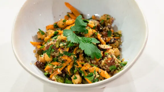 Superfood-Salat mit Quinoa und Honig-Dressing in einer Schale angerichtet.