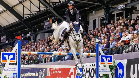 Der deutsche Springreiter Josch Löhden mit dem Schimmel Eic Schabernack