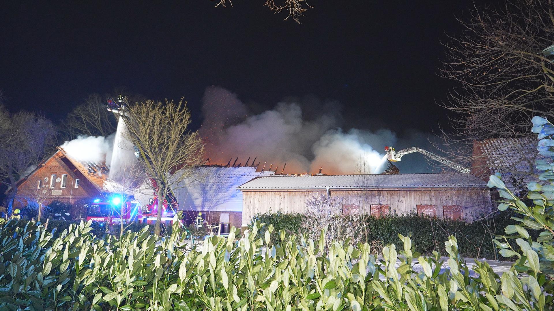 Ein landwirtschaftliches Anwesen in Wetschen (Landkreis Diepholz) brennt. | Nord-West-Media TV