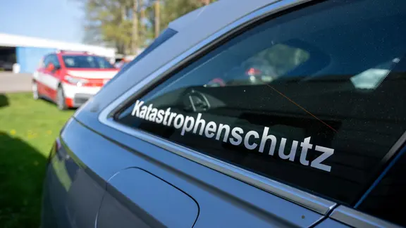 An der Scheibe eines Autos ist das Wort Katastrophenschutz zu lesen.