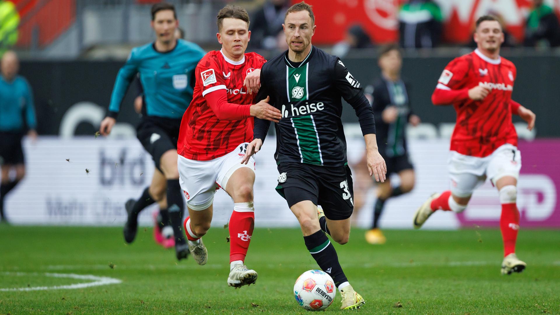 Hannovers Maurice Neubauer (m.) im Zweikampf mit Kaiserslauterns Naatan Skyttae | picture alliance / Eibner-Pressefoto