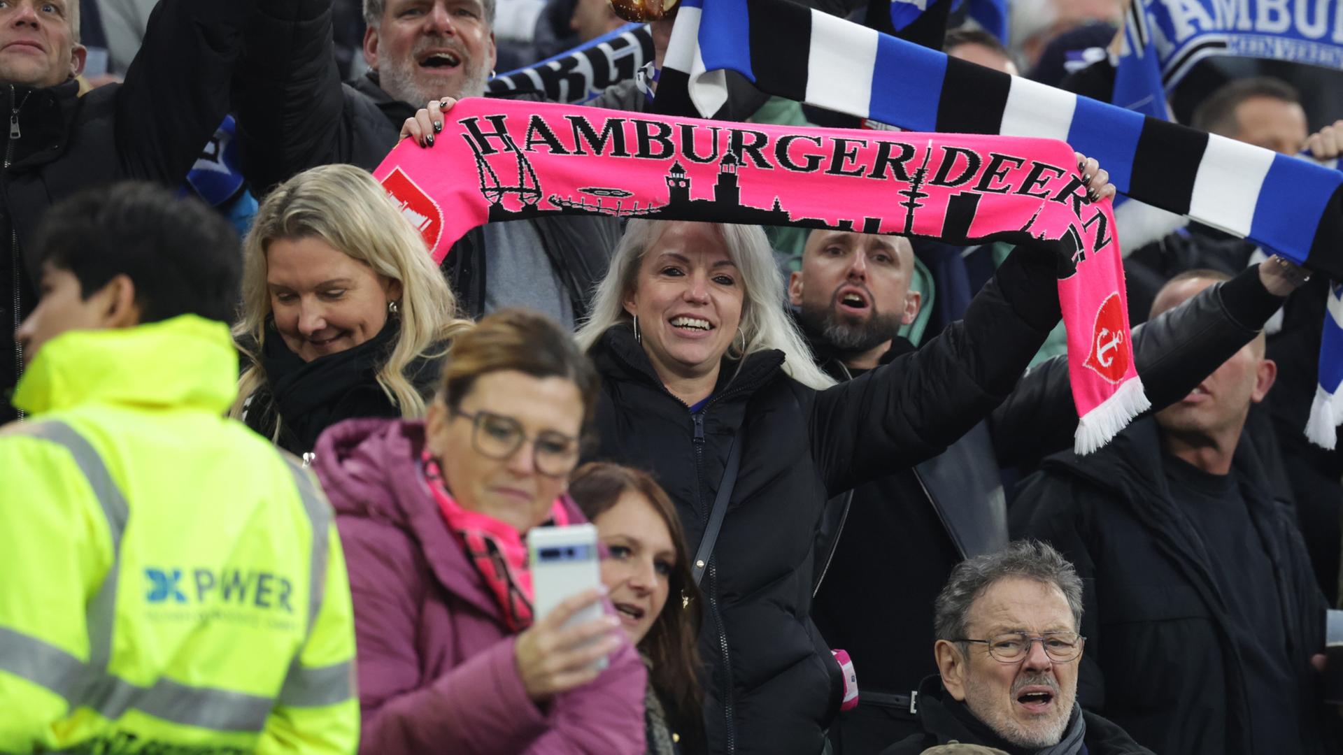 Sportfans im Hamburger Volksparkstadion. | picture alliance / HMB Media | Fernando Soares