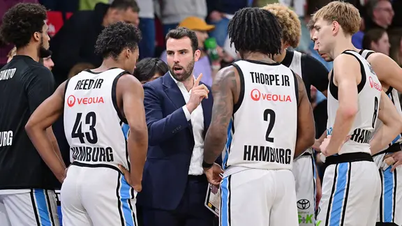 Eric Reed Jr., Trainer Benka Barloschky, Leonard Thorpe Jr., Jared Grey (v.l.) von den Hamburg Towers | Witters Eric Reed Jr., Trainer Benka Barloschky, Leonard Thorpe Jr., Jared Grey (v.l.) von den Hamburg Towers