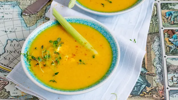 Zwei Schüsseln mit Hawaii-Curry-Suppe mit Zitronengras dekoriert. | NDR, Claudia Timmann Zwei Schüsseln mit Hawaii-Curry-Suppe mit Zitronengras dekoriert.