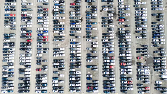 Neuwagen von Volkswagen stehen auf dem Gelände vom VW Stammwerk