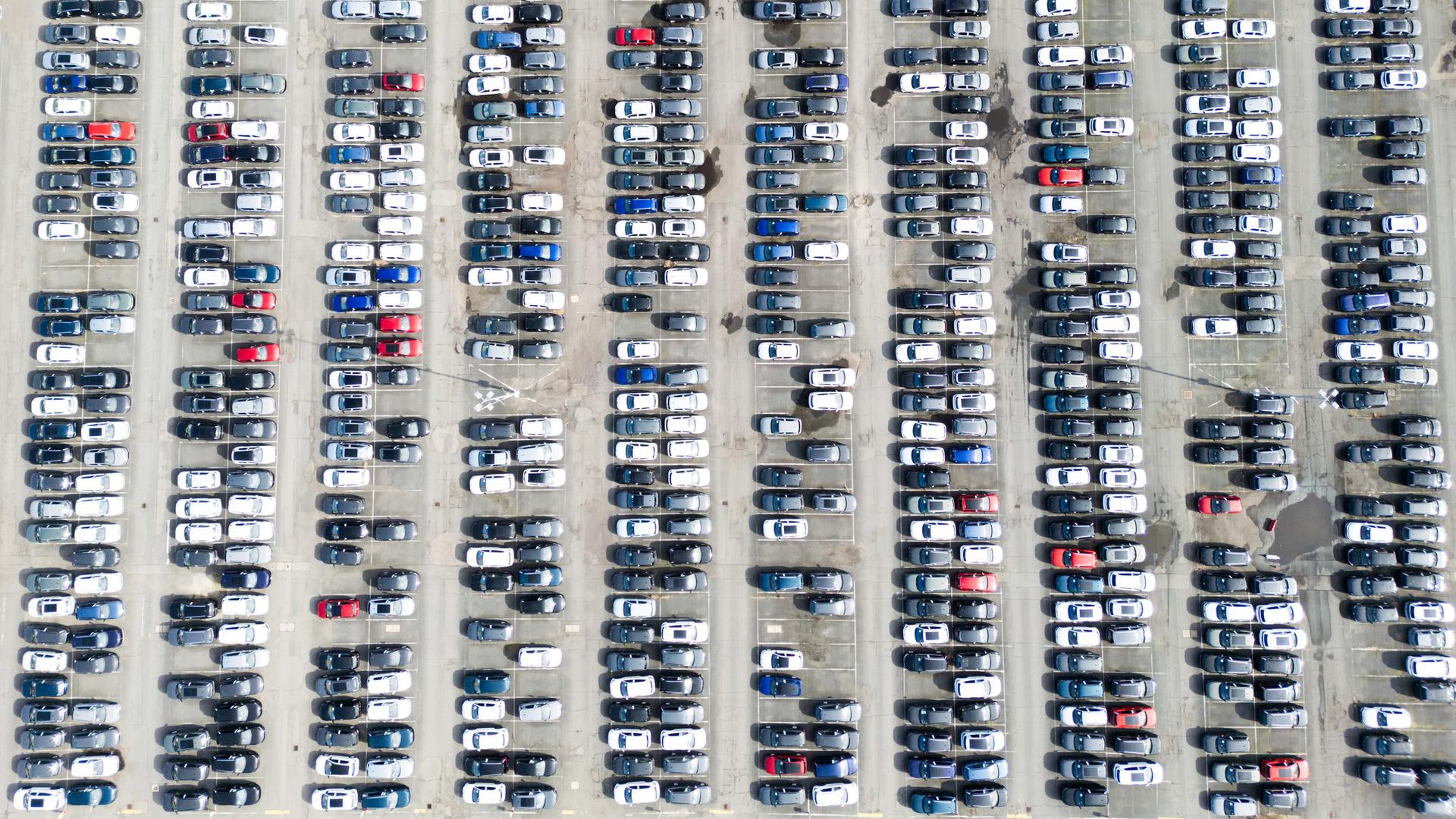 Neuwagen von Volkswagen stehen auf dem Gelände vom VW Stammwerk | picture alliance/dpa, Julian Stratenschulte