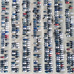 Neuwagen von Volkswagen stehen auf dem Gelände vom VW Stammwerk