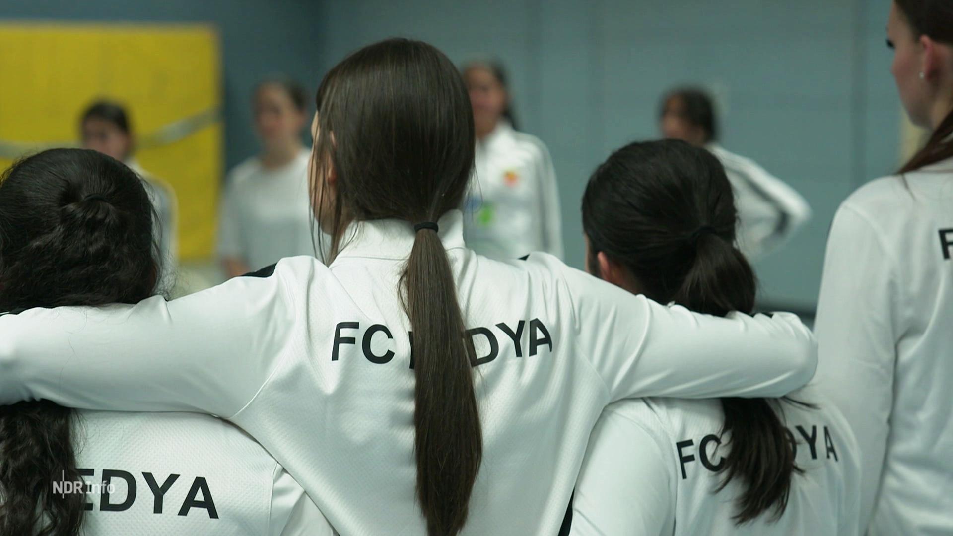 Die erste Fußballmannschaft für kurdische Mädchen Die erste Fußballmannschaft für kurdische Mädchen