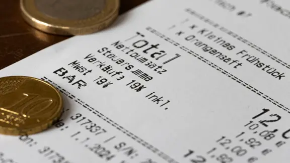 Auf einem Tisch liegt eine Rechnung mit ausgewiesener Mehrwertsteuer eines Gastronomiebetriebes.