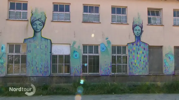 Ein kunstvolles Graffiti an einer Hauswand.