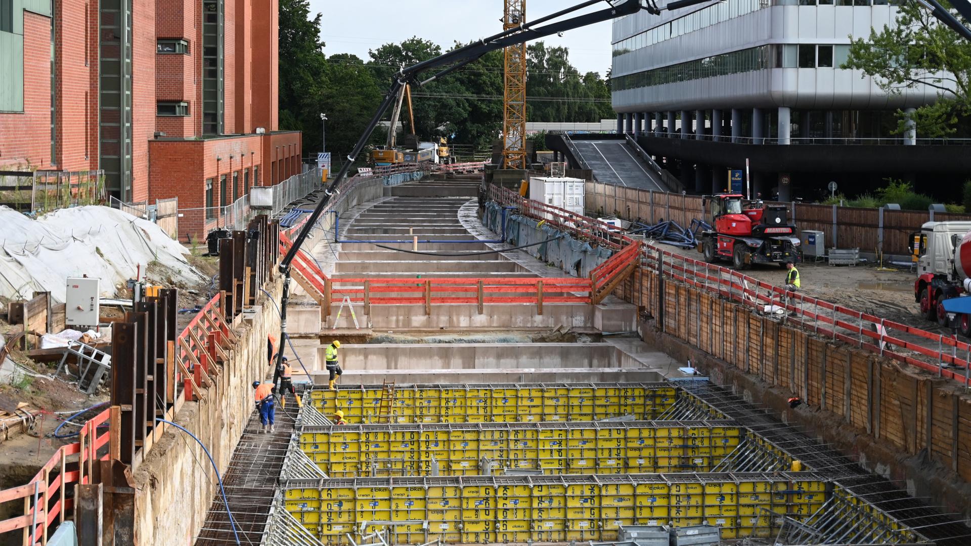 Für Bau der U-Bahn-Linie 5: Riesige Baugrube in der City Nord Für Bau der U-Bahn-Linie 5: Riesige Baugrube in der City Nord